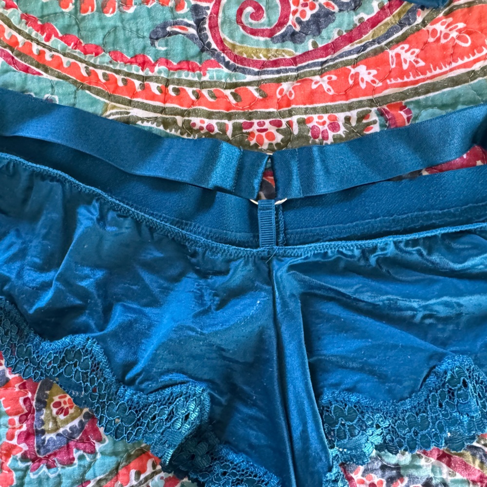 Victorias Secret 38D bra and panties - Picture 6 of 7